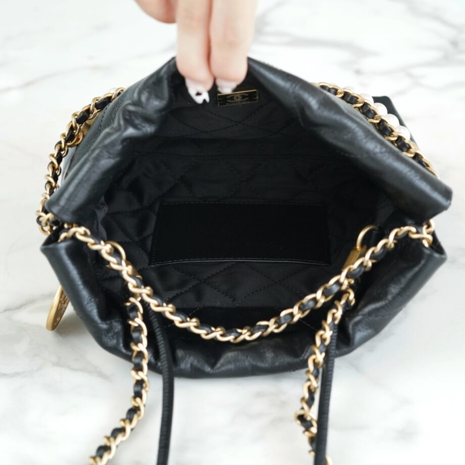 Chanel 23S Black Mini French Haas Calf Leather Pearl Chain Clause Chanel 22 Mini Handbag