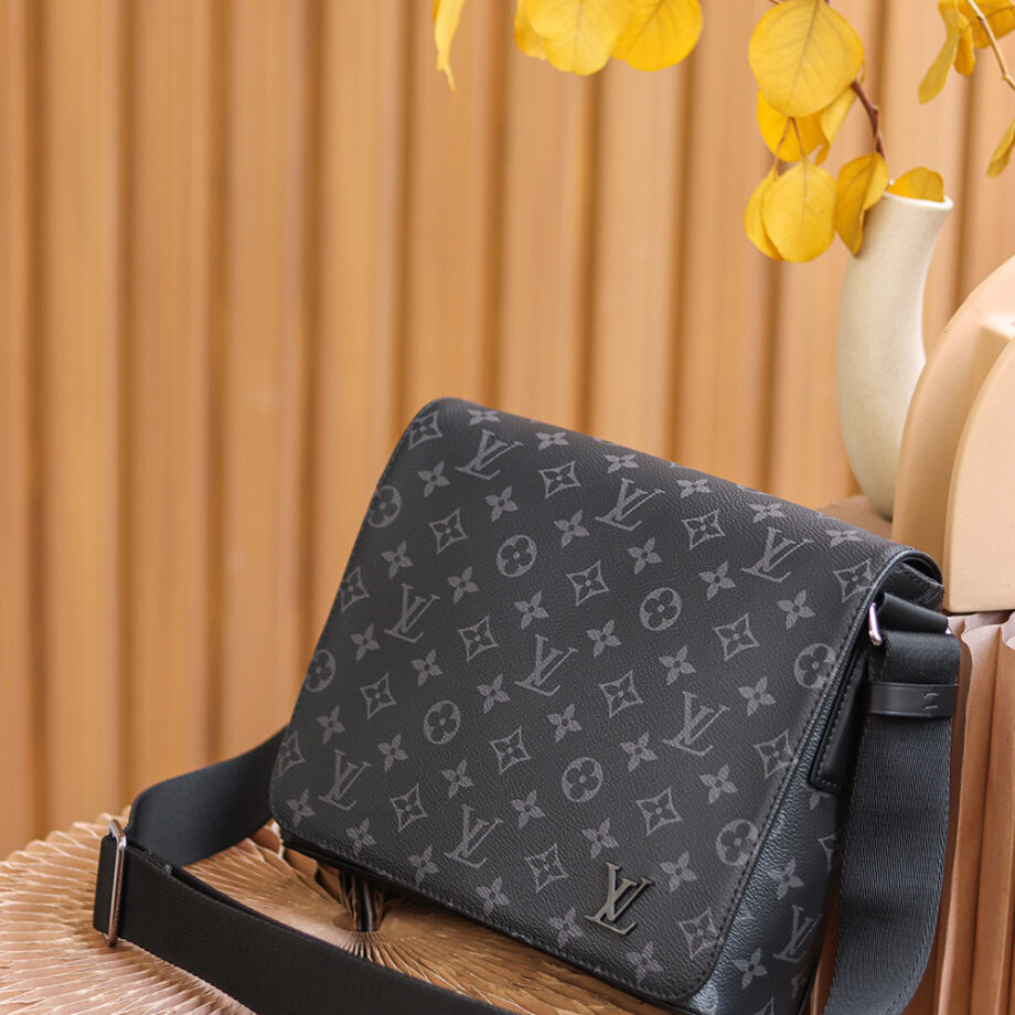 Louis Vuitton M46255 District Pm