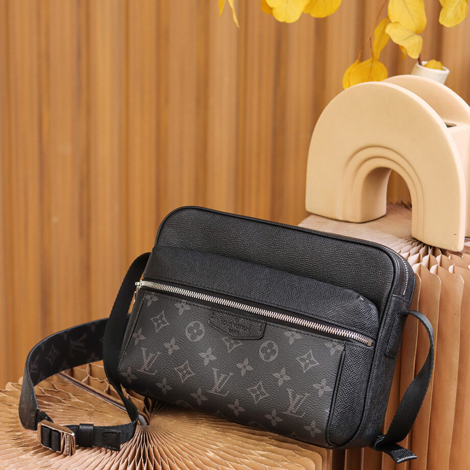 Louis Vuitton M30233 Outdoor Messenger